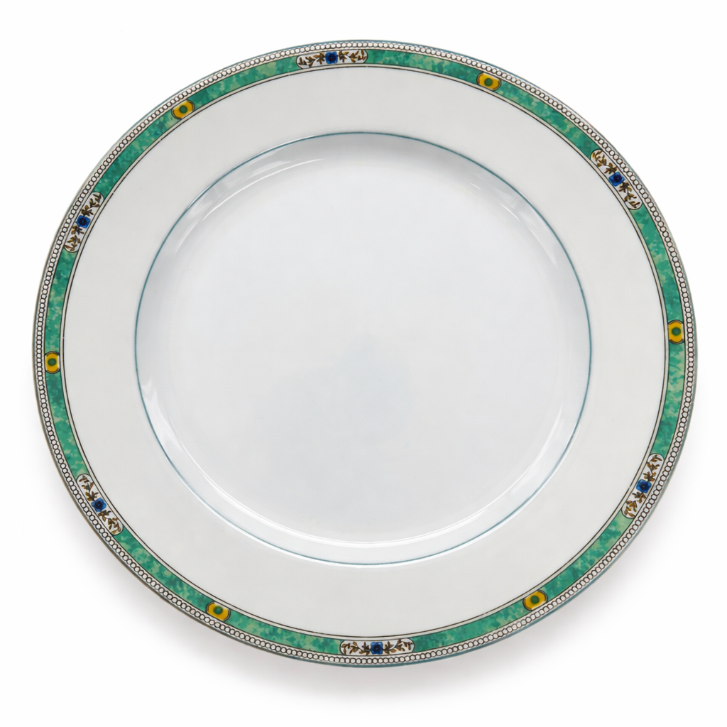 Assiette ancienne en porcelaine blanche à aile décorée de frise verte et motifs floraux, vue de dessus