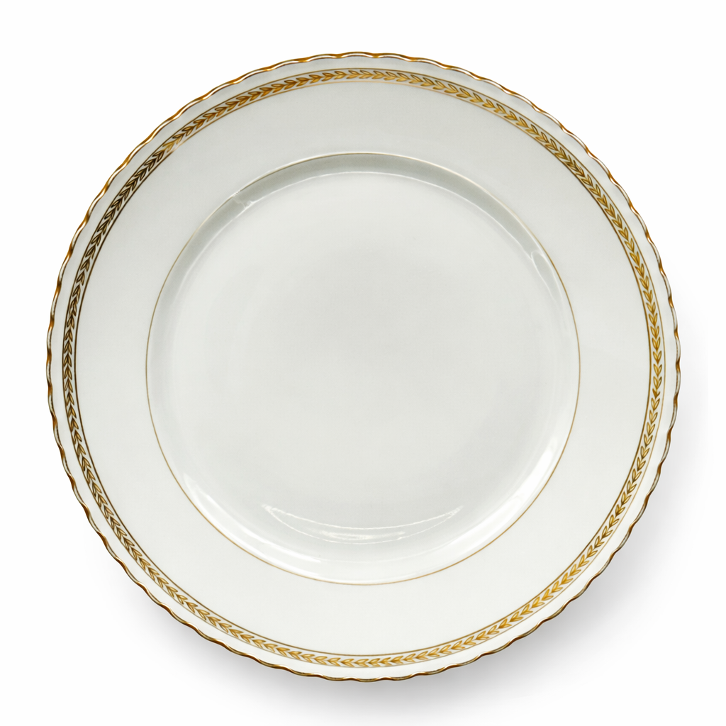 Assiette ancienne en porcelaine blanche de Limoges à décor de filets dorés, modèle classique en porcelaine fine française