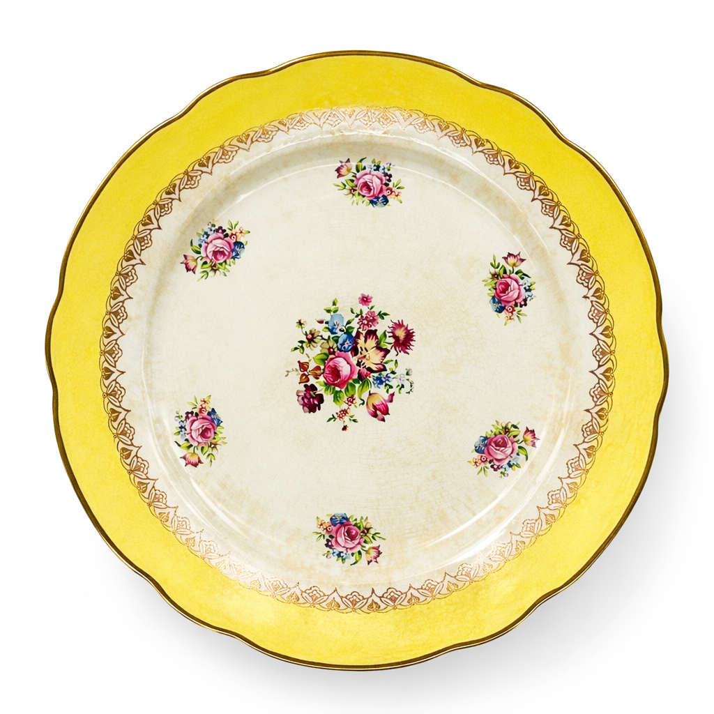 Assiette ancienne en porcelaine Graziella, aile jaune et décor floral polychrome, vue de dessus