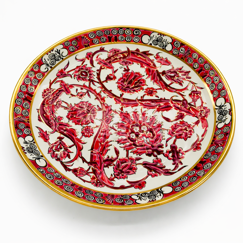 Assiette artisanale en céramique faite à la main, motifs floraux rouges et bord doré
