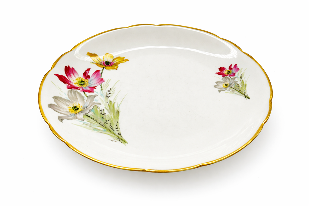 Assiette en porcelaine française à décor floral délicat et filet doré