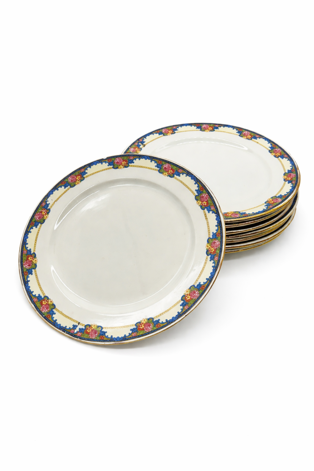 Lot d’assiettes anciennes en faïence à décor floral polychrome, bordure bleue avec motifs floraux et liseré doré, assiettes empilées sur fond blanc