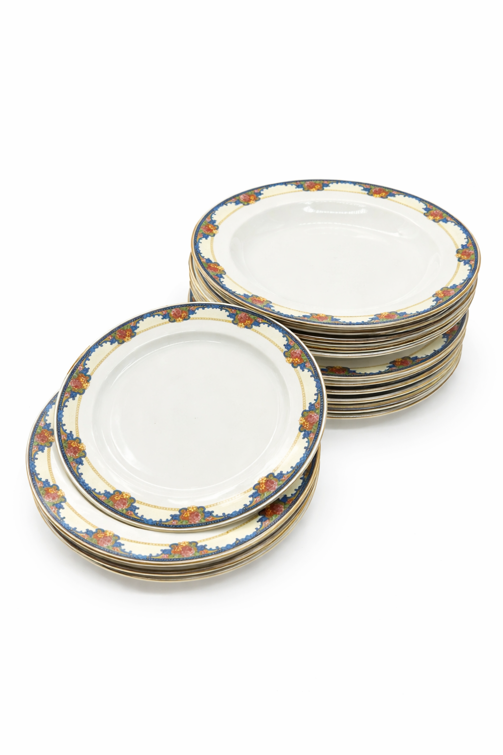 Lot d’assiettes anciennes en faïence à décor floral polychrome, bordure bleue avec motifs floraux et liseré doré, assiettes empilées sur fond blanc