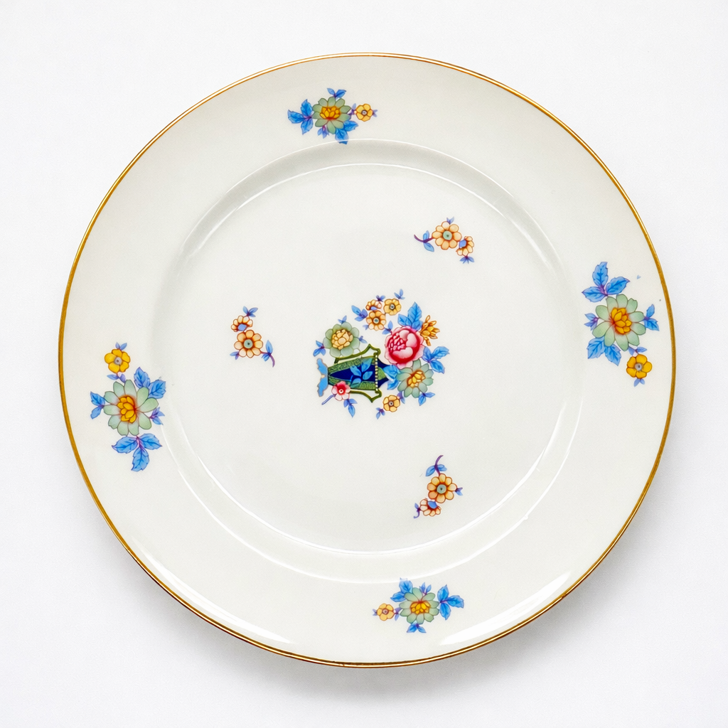 Assiette ancienne en porcelaine de Paris, décor floral polychrome et liseré doré