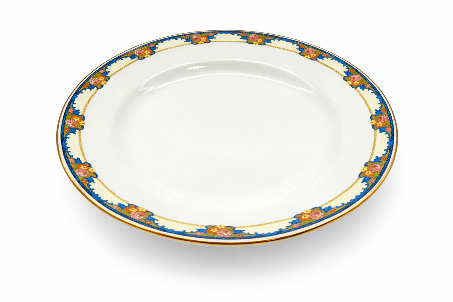 Assiette ancienne en faïence de Sarreguemines, décor floral stylisé, vue en perspective mettant en valeur la forme et la bordure décorée