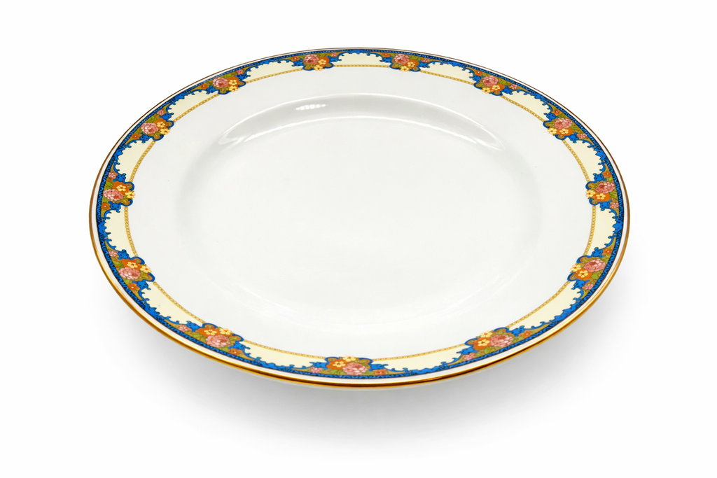 Assiette ancienne en faïence de Sarreguemines, décor floral stylisé, vue en perspective mettant en valeur la forme et la bordure décorée