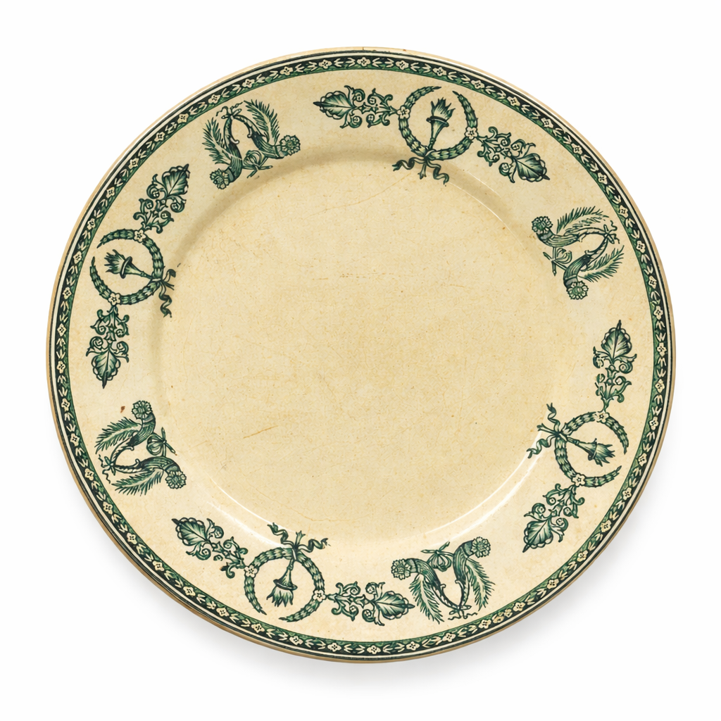 Assiette ancienne en faïence fine à décor vert, motifs végétaux stylisés et frise circulaire