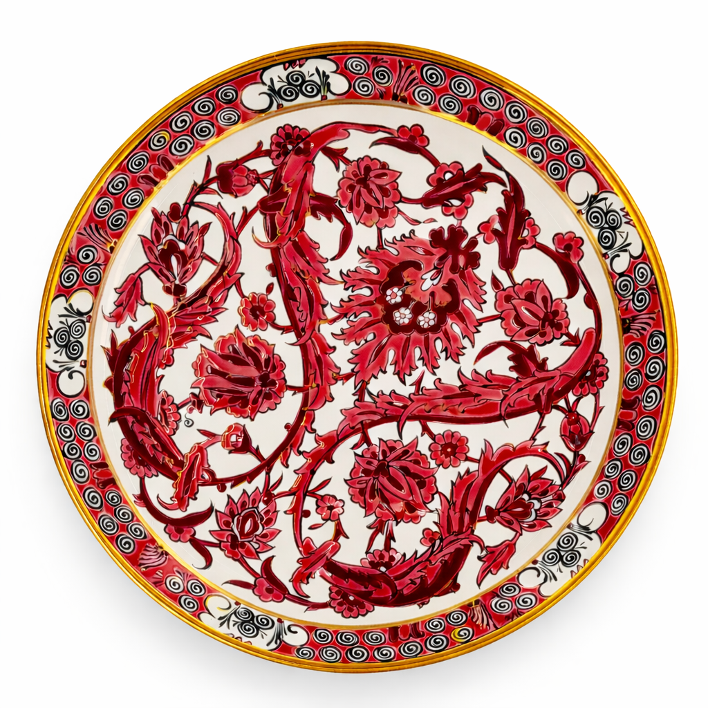 Assiette en céramique peinte à la main, décor floral rouge d’inspiration méditerranéenne