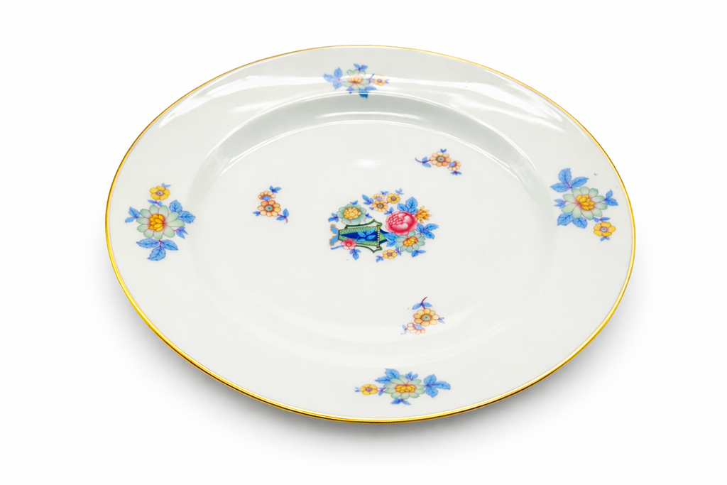 Assiette en porcelaine de Paris vue en perspective, décor floral ancien et bord doré