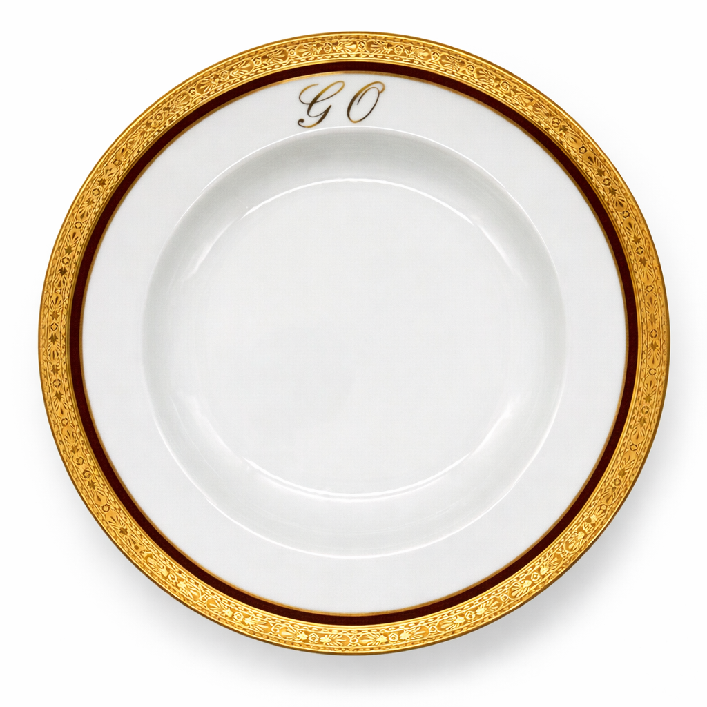 Assiette en porcelaine de Limoges blanche à large frise dorée et monogramme GO, vue de face