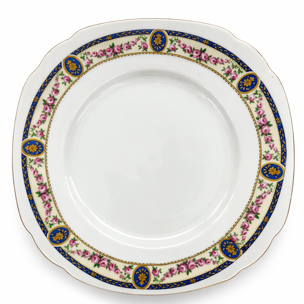 Assiette ancienne décor floral à frise de roses et médaillons bleus, style classique