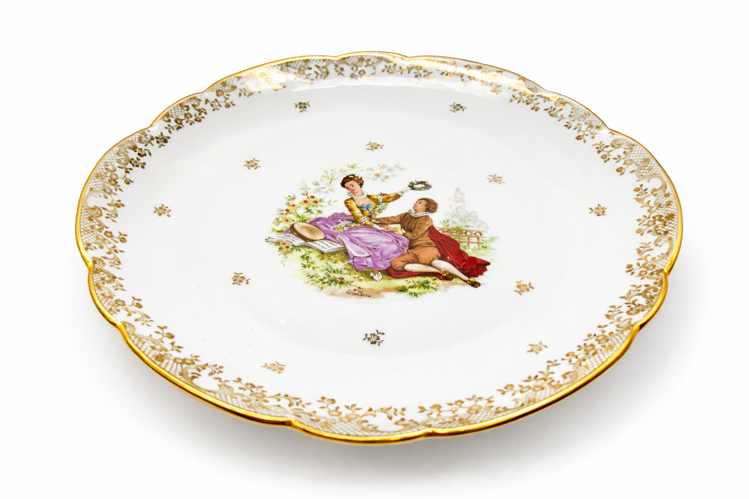 Assiette décorative en porcelaine avec scène romantique centrale et motifs dorés