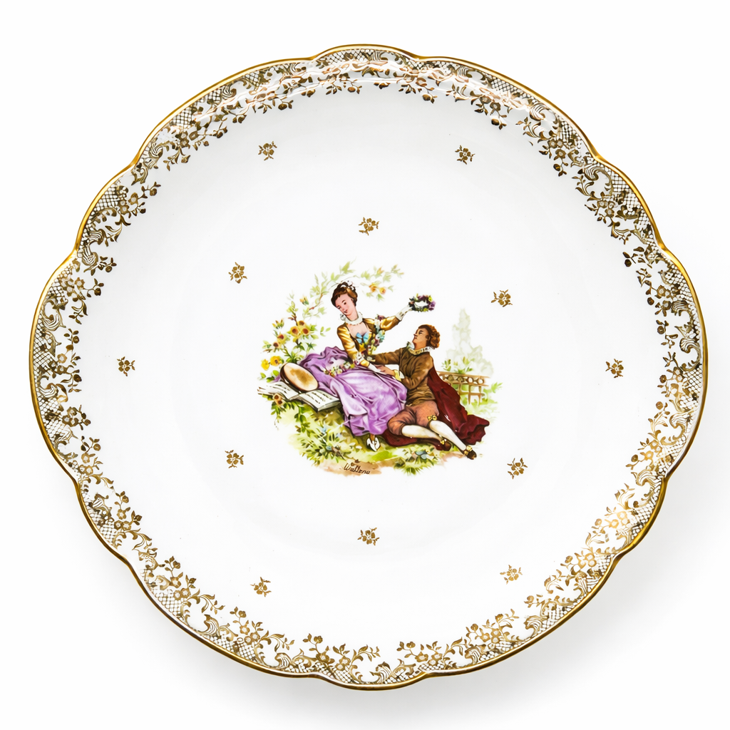 Assiette ancienne en porcelaine décor scène galante peinte et frise dorée