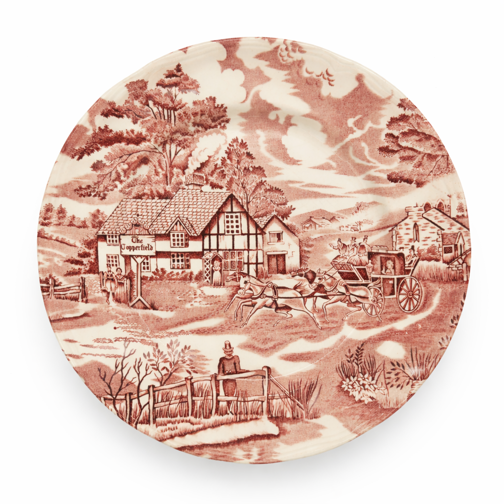 Assiette ancienne en faïence à décor rural, scène de village et diligence, style anglais XIXe siècle