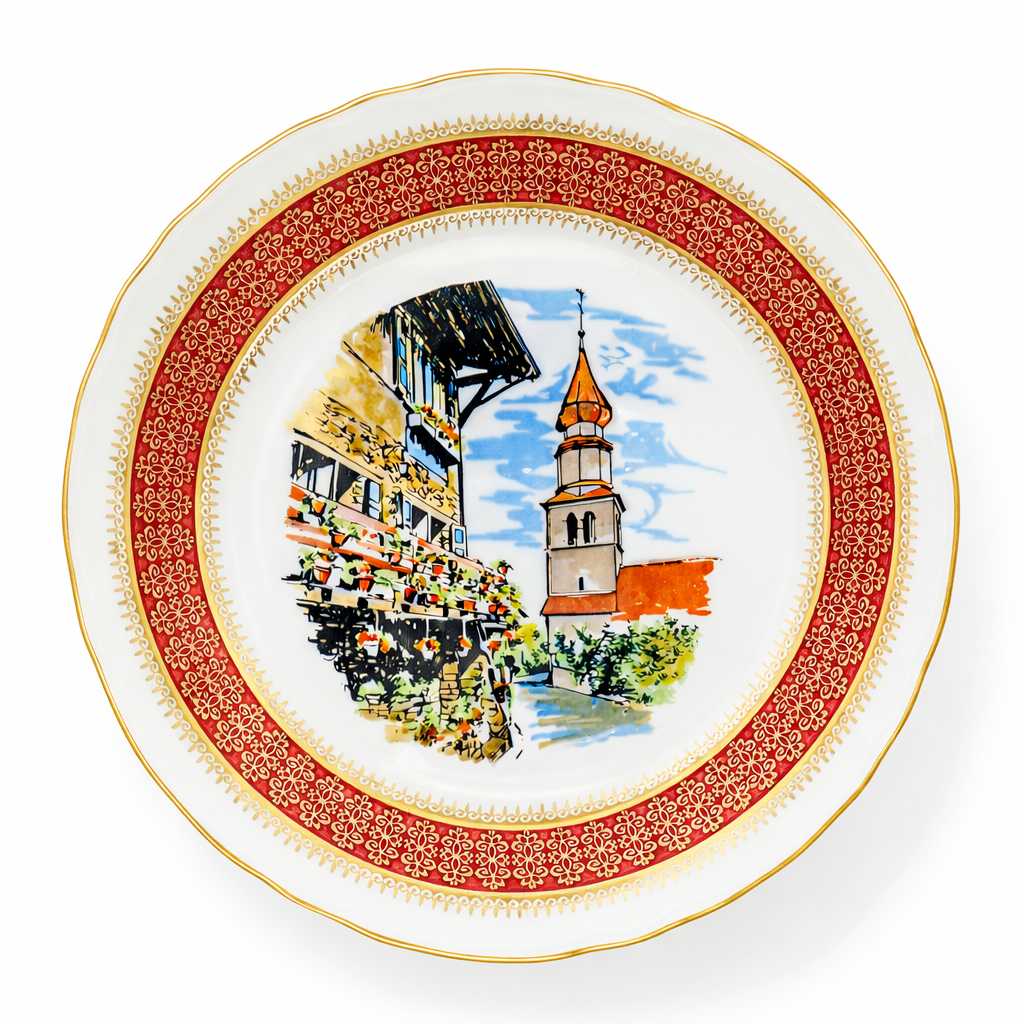 Assiette ancienne en porcelaine décor Alsace, scène architecturale illustrée au centre, large frise rouge et or, style traditionnel, fabrication Française 