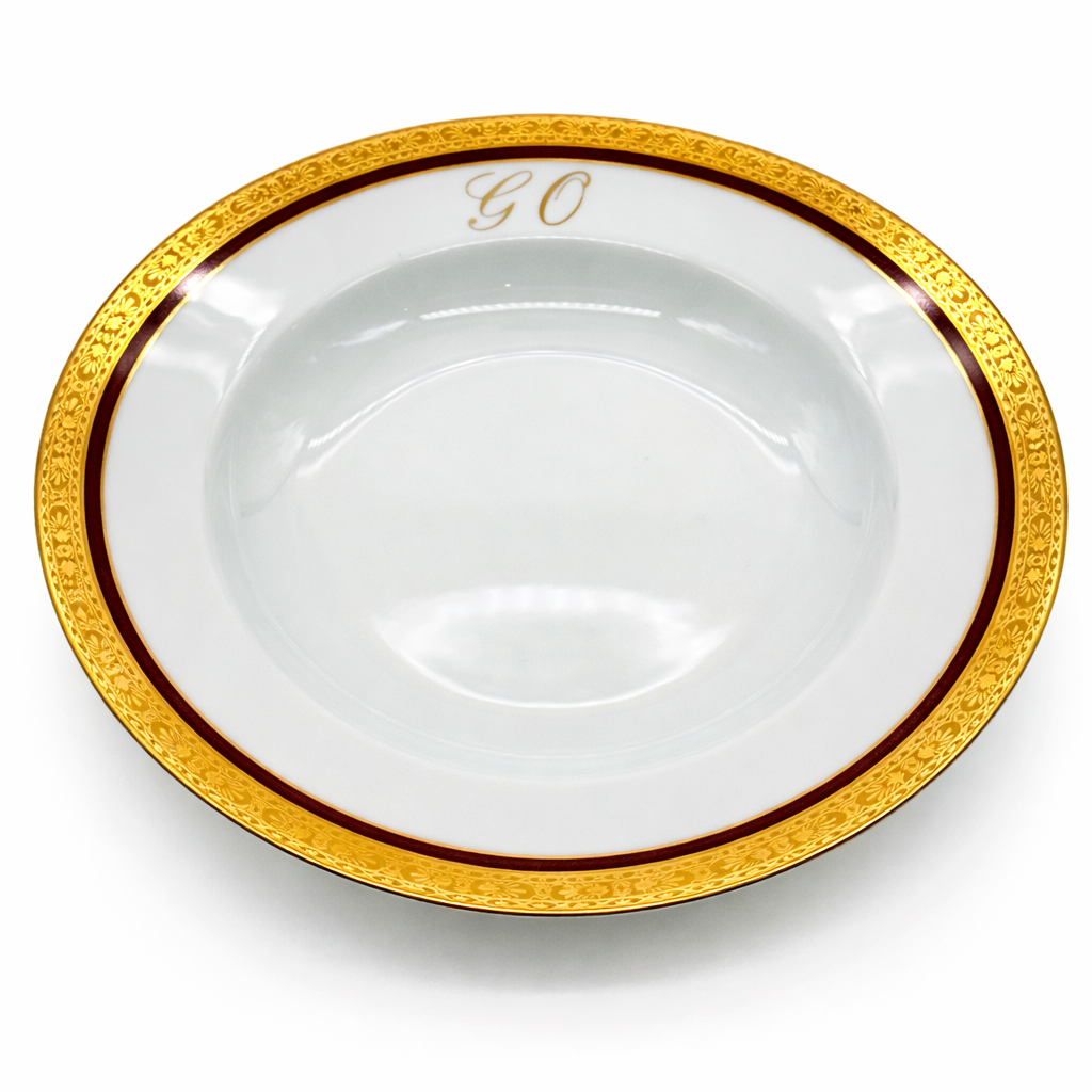Assiette creuse en porcelaine de Limoges décor or fin avec monogramme GO, vue en perspective