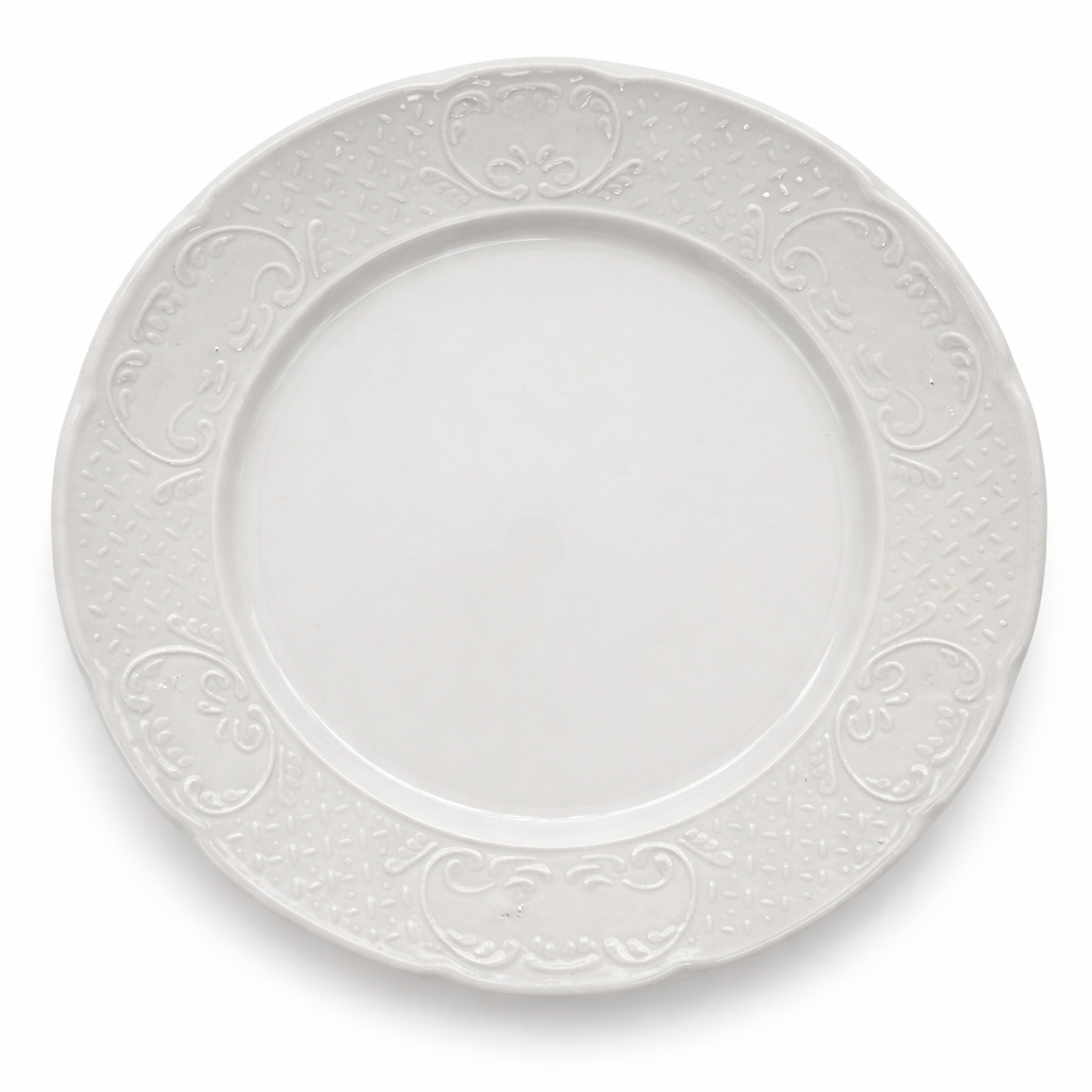 Assiette ancienne en porcelaine blanche, décor moulé en relief à motifs floraux et arabesques, vue de dessus