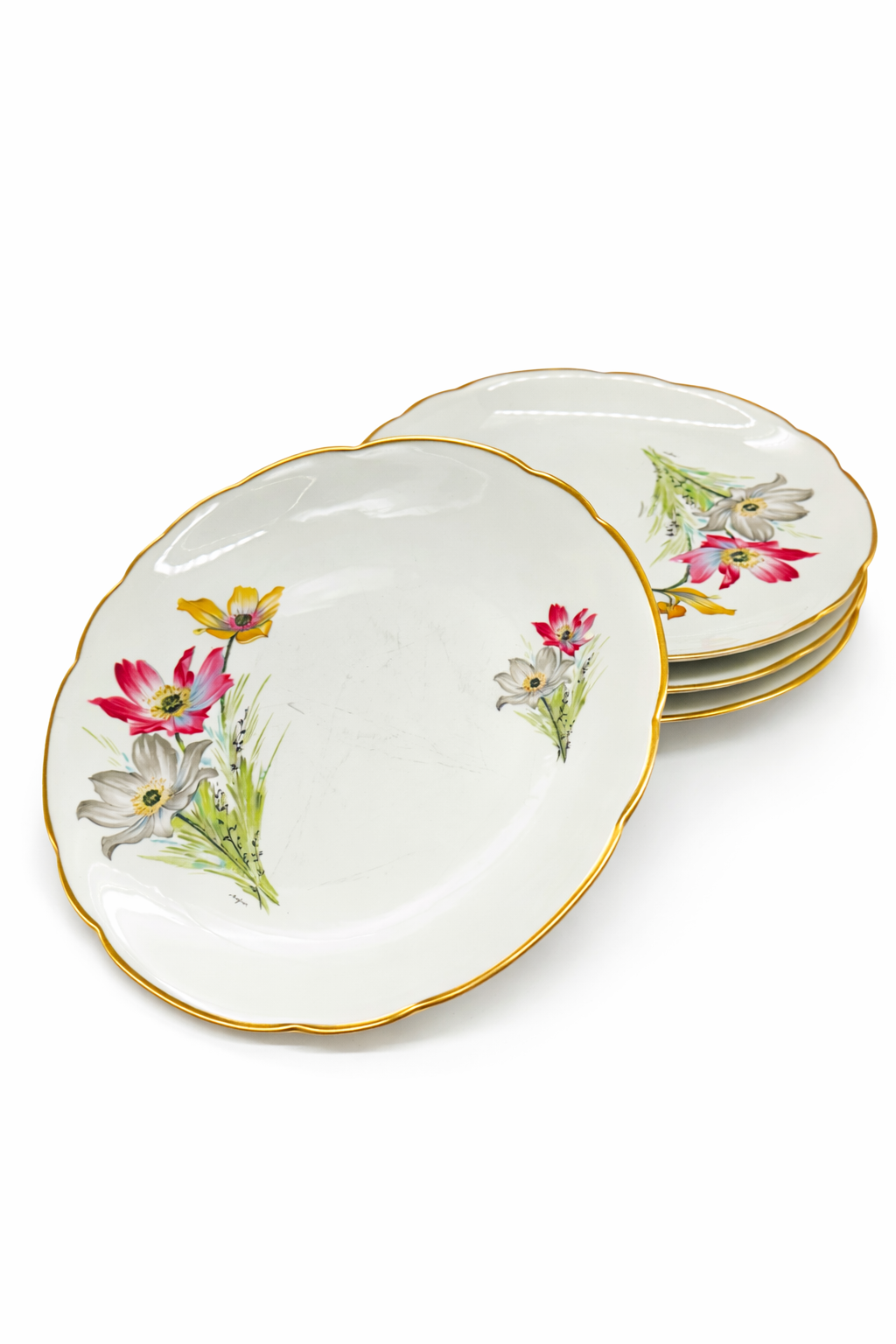 Lot d’assiettes anciennes en porcelaine, décor floral polychrome et liseré doré
