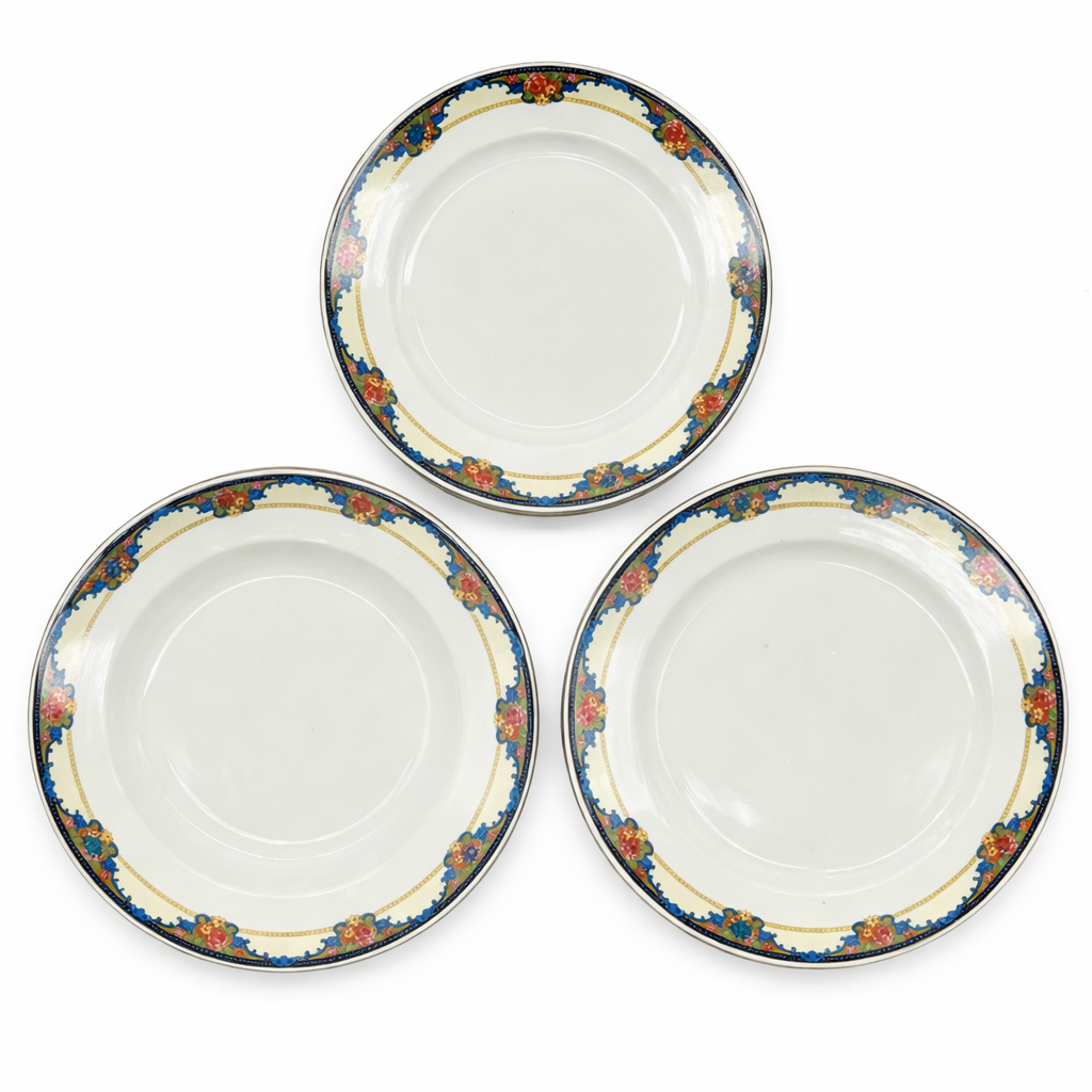 Ensemble de trois modèles assiettes anciennes en faïence à décor floral polychrome, bordure bleue fleurie et liseré doré, présentation en composition sur fond blanc