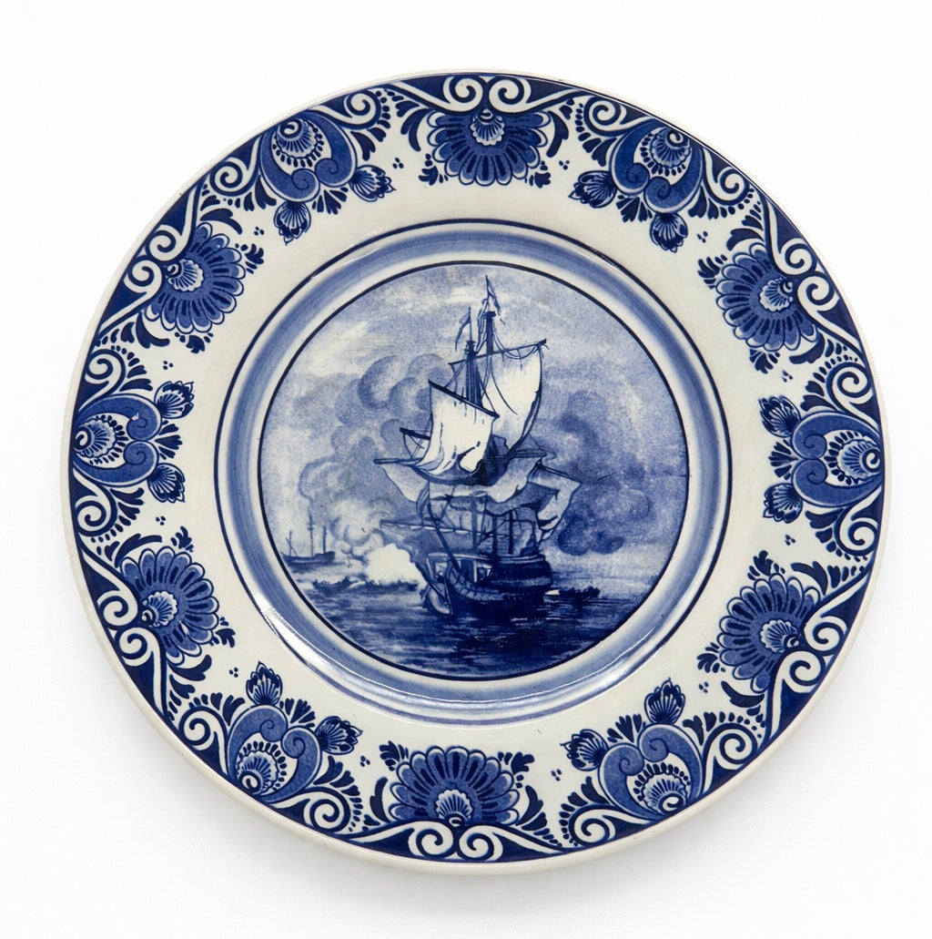 Assiette ancienne en faïence bleue, décor marin avec voilier ancien, style Delft hollandais