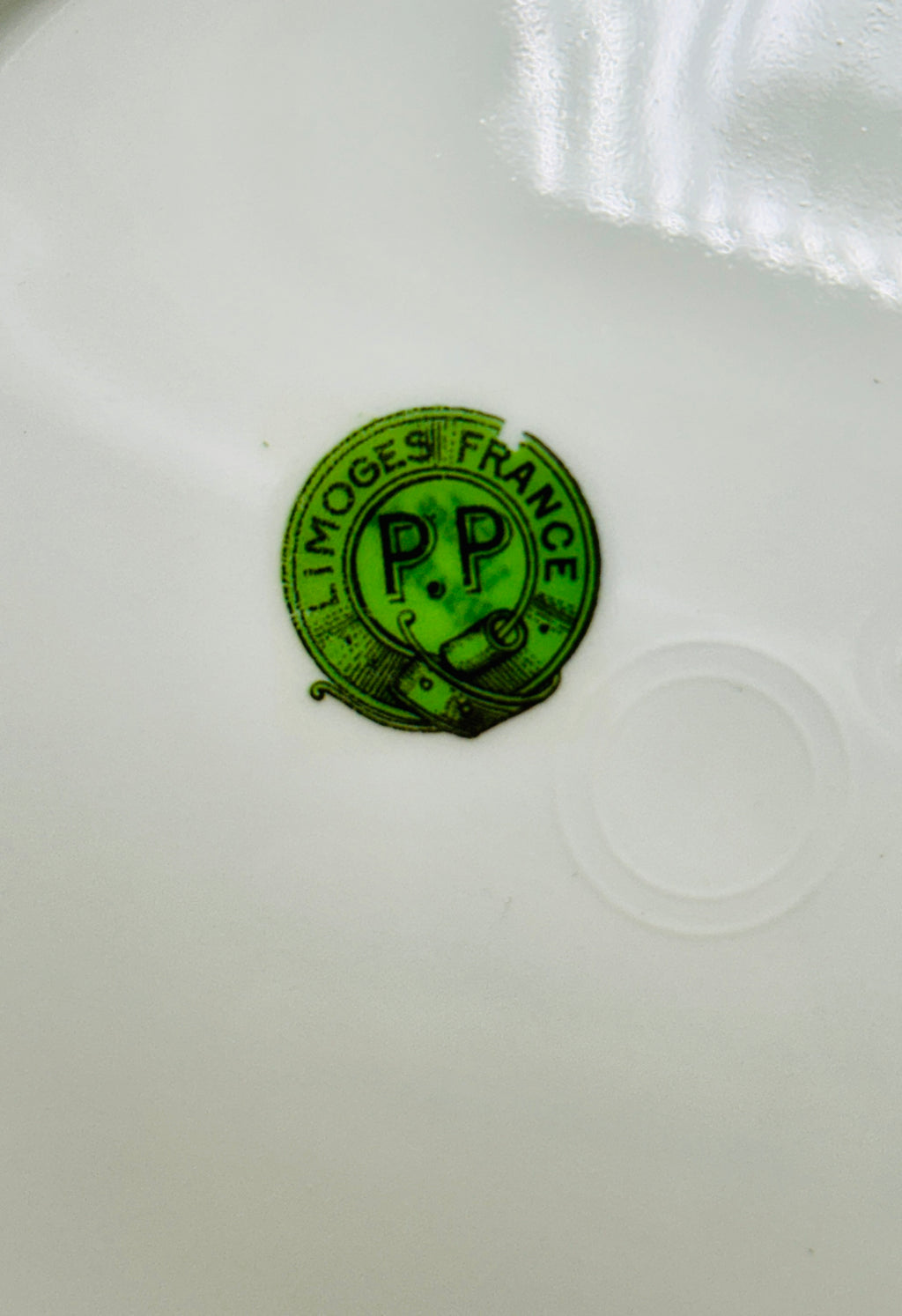 Tampon Porcelaine de Paris P.P. sur assiette ancienne à décor floral polychrome, fabrication française