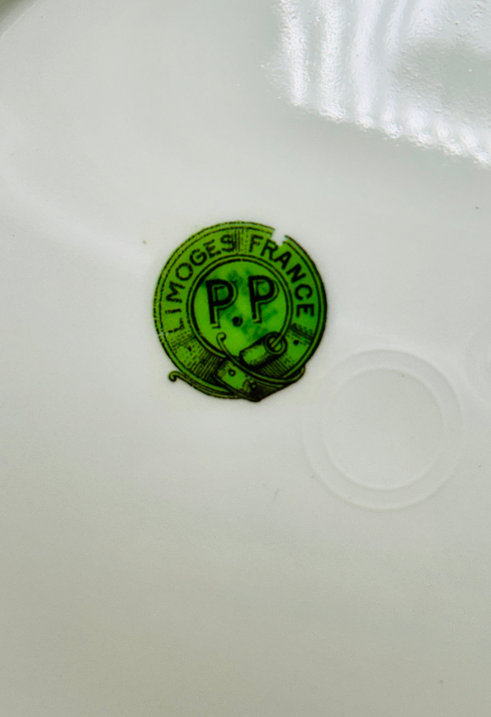 Tampon Porcelaine de Paris P.P. sur assiette ancienne à décor floral polychrome, fabrication française