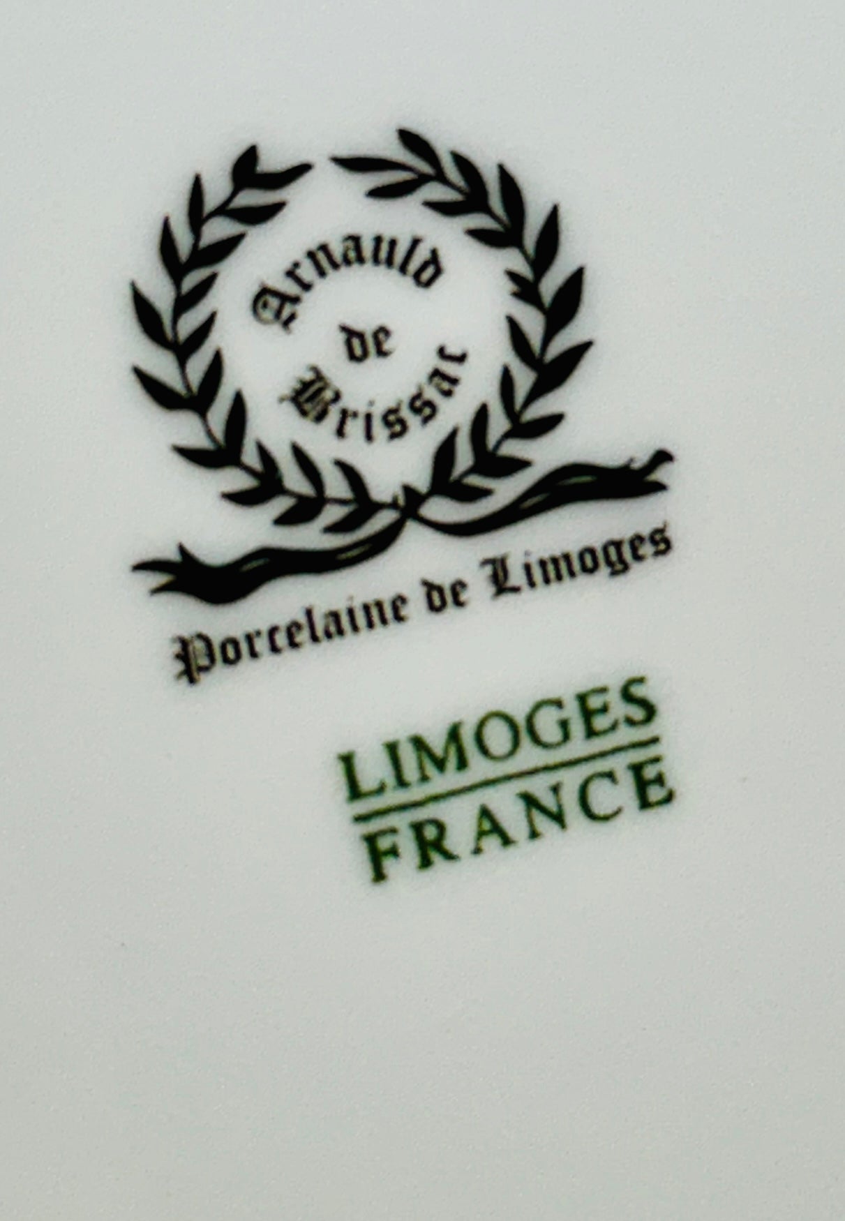  Marque de fabrique Arnaud de Brissac – Porcelaine de Limoges – Limoges France au revers de l’assiette