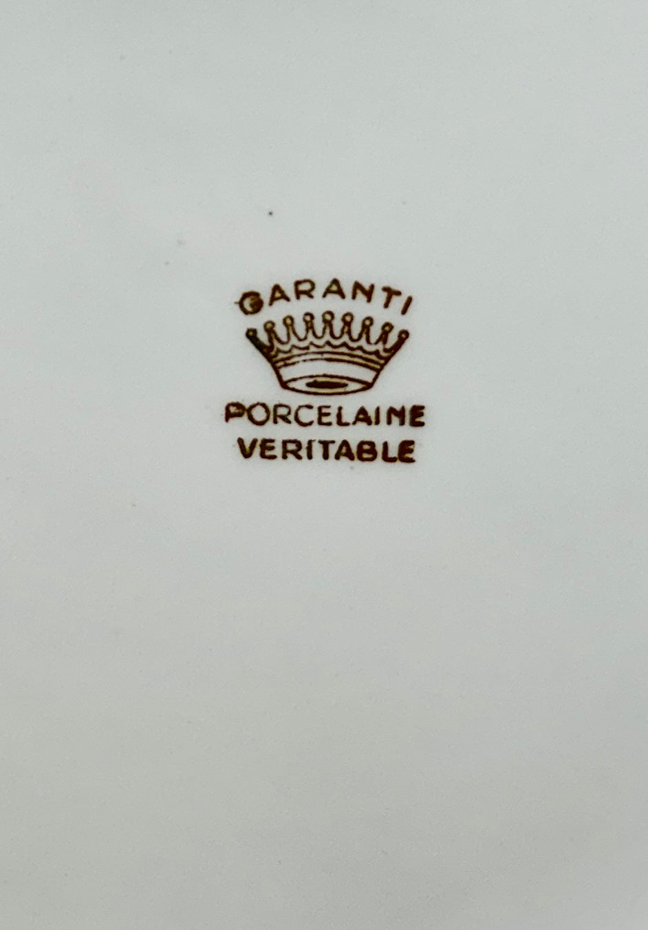 Tampon “Garanti Porcelaine Véritable” au revers d’une assiette ancienne française