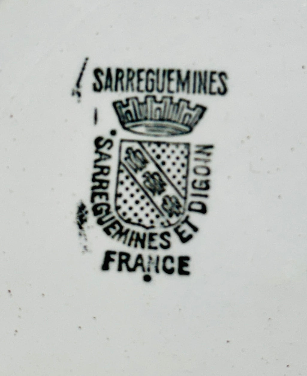 Marquage faïencerie de Sarreguemines France, emblème couronné, manufacture française, XXe siècle