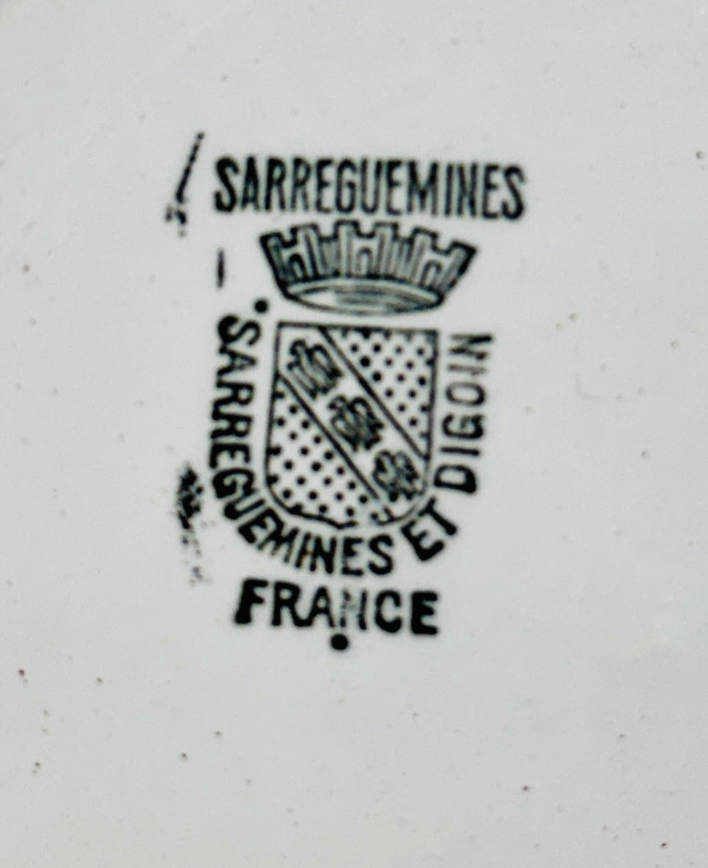 Marquage faïencerie de Sarreguemines France, emblème couronné, manufacture française, XXe siècle