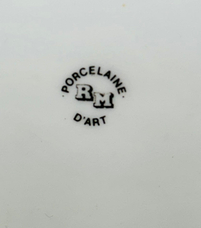 Marquage porcelaine RM Porcelaine d’Art au revers, fabrication France, estampille noire sous couverte