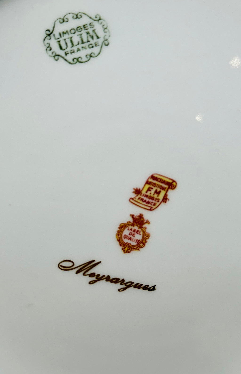 Marquage porcelaine de Limoges Ulim France, signature Moyrargues, label de qualité et estampille FM, production française