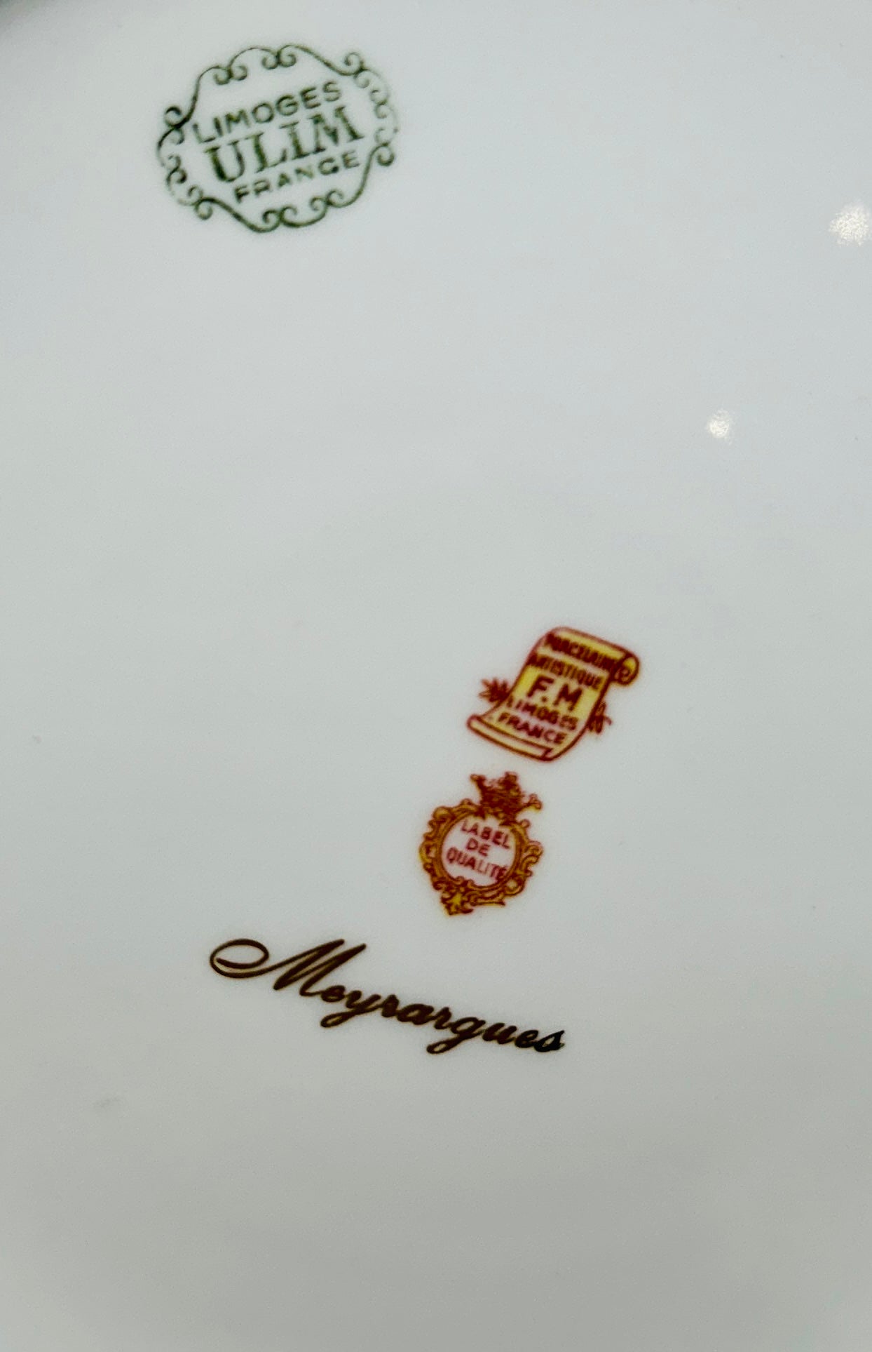 Marquage porcelaine de Limoges Ulim France, signature Moyrargues, label de qualité et estampille FM, production française