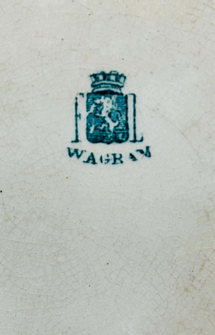 Revers d’assiette en faïence fine ancienne avec marquage fabricant vert et craquelures d’usage